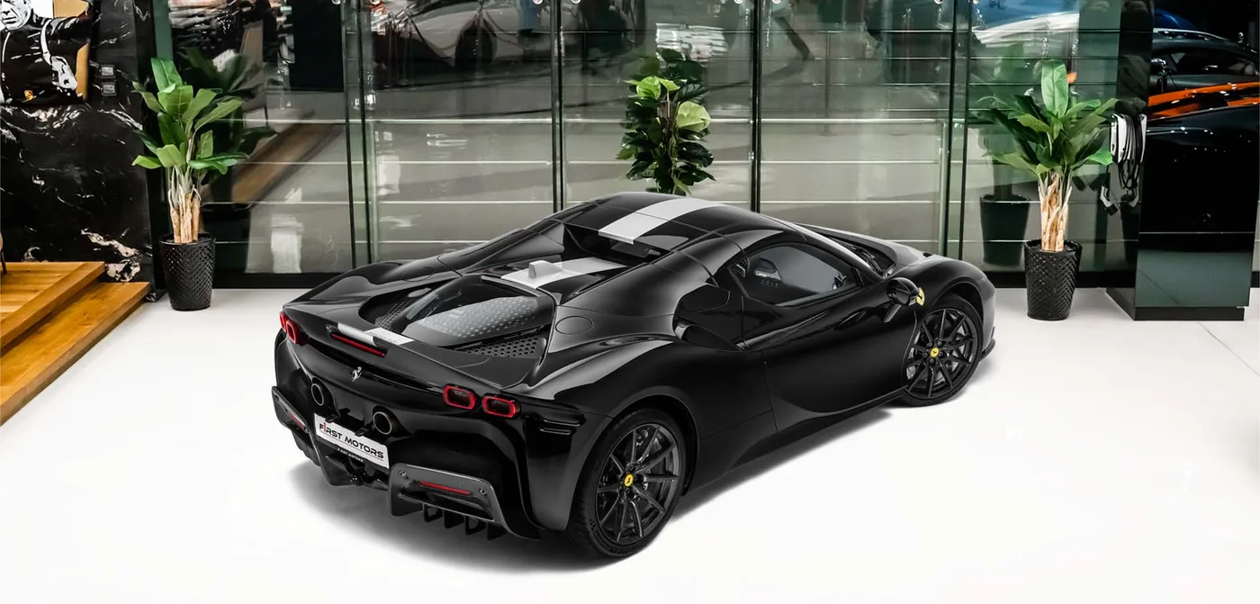 2021 Ferrari SF90 Spider angeboten von einem Fachhändler in Dubai, Vereinigte Arabische Emirate, Außenansicht 2