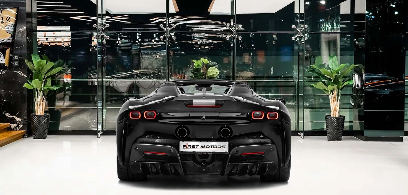 2021 Ferrari SF90 Spider angeboten von einem Fachhändler in Dubai, Vereinigte Arabische Emirate, Außenansicht 4