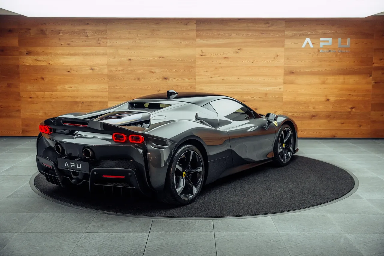 2021 Ferrari SF90 Stradale proposée par un concessionnaire spécialisé à Uznach, Suisse, photo principale