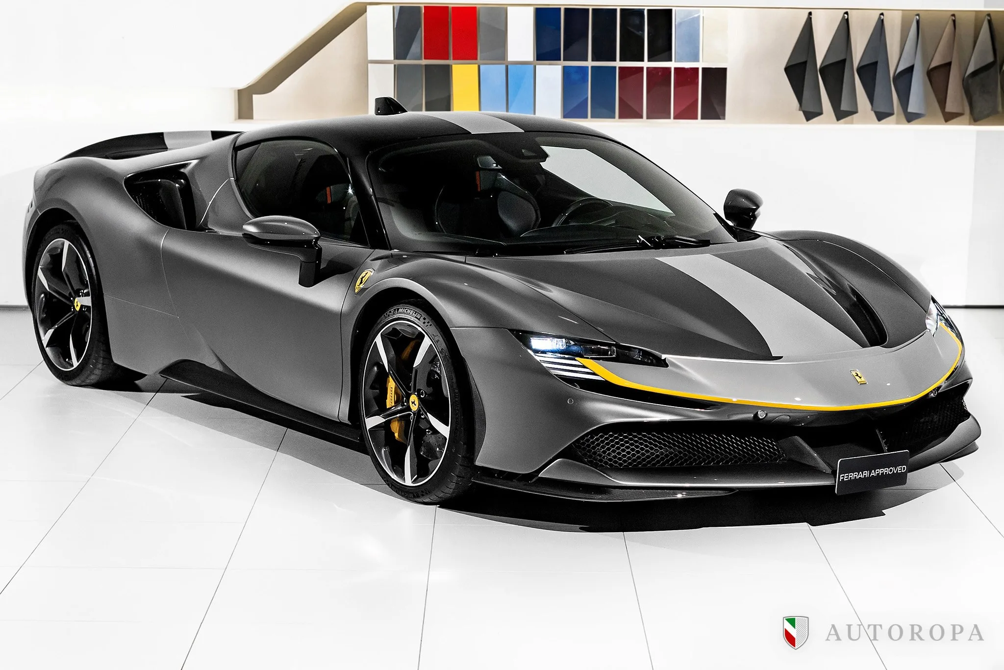 2021 Ferrari SF90 Stradale Assetto Fiorano proposée par un concessionnaire agréé Ferrari et Maserati à Arlöv, Suède, photo principale