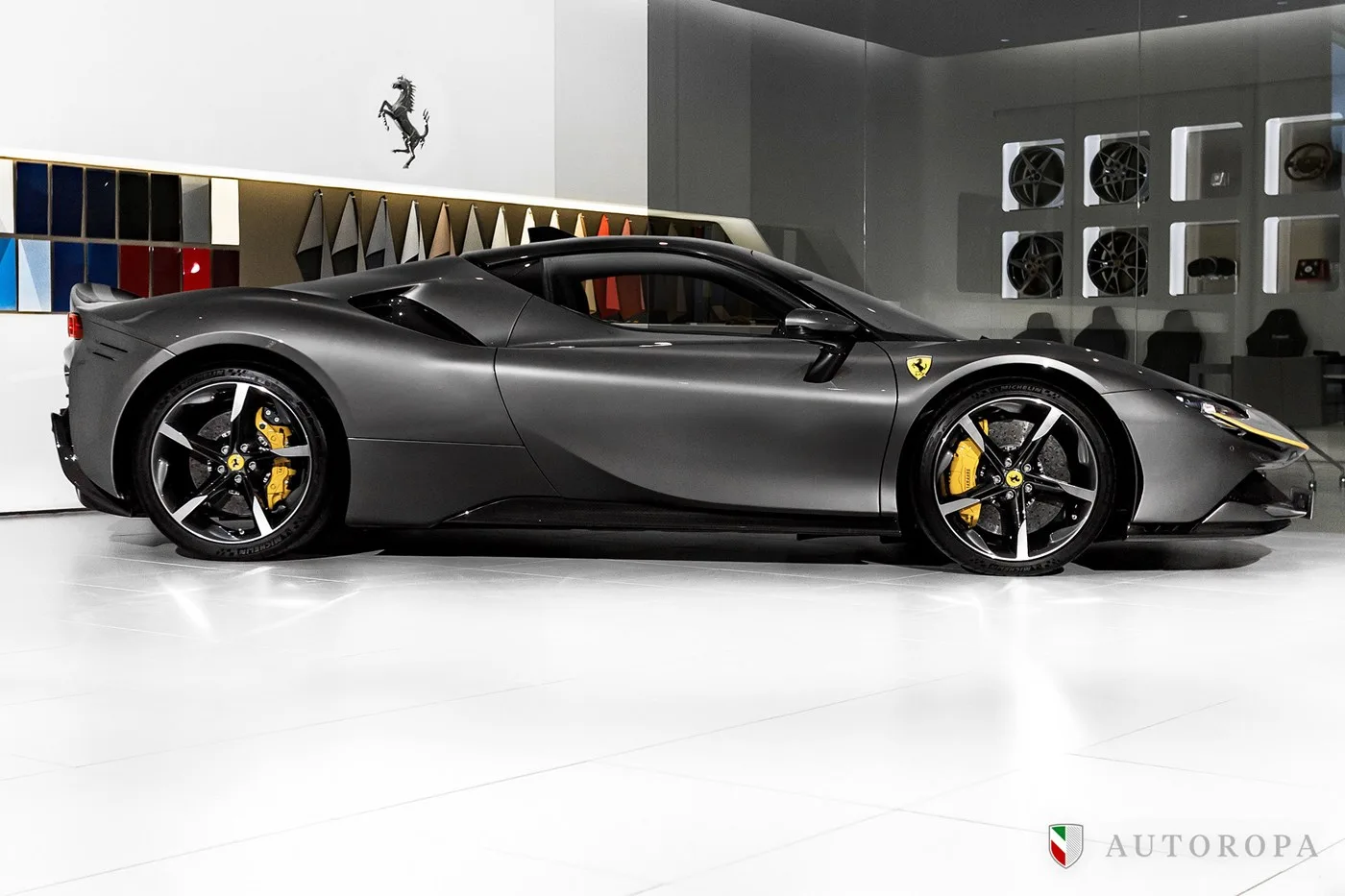 2021 Ferrari SF90 Stradale Assetto Fiorano proposée par un concessionnaire agréé Ferrari et Maserati à Arlöv, Suède, photo 3 sur 10