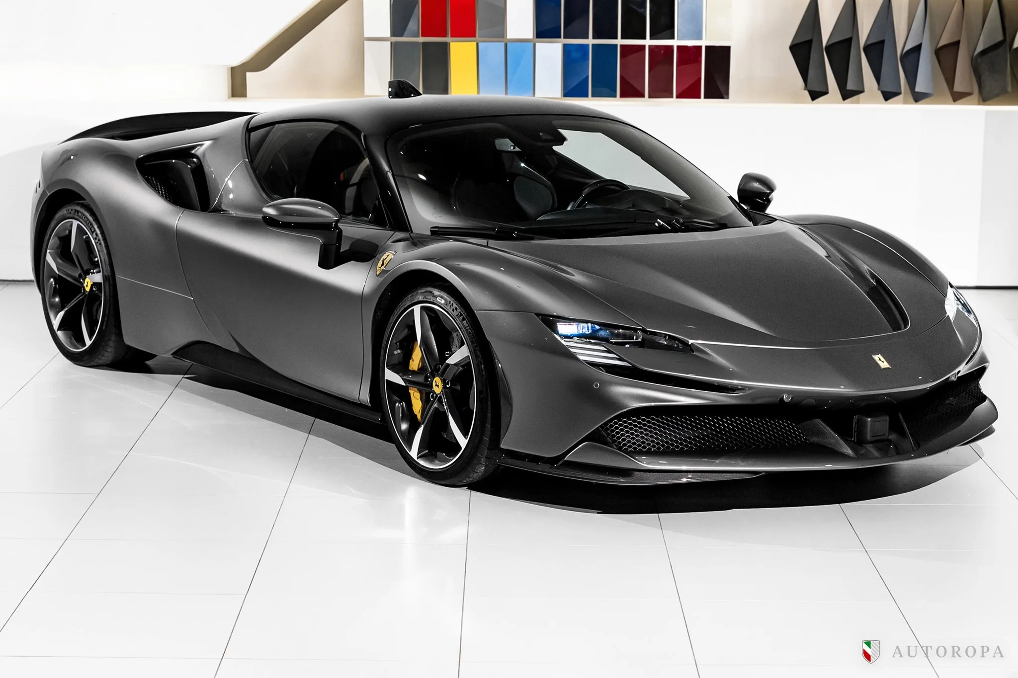 2021 Ferrari SF90 Stradale Assetto Fiorano proposée par un concessionnaire agréé Ferrari et Maserati à Arlöv, Suède, photo principale