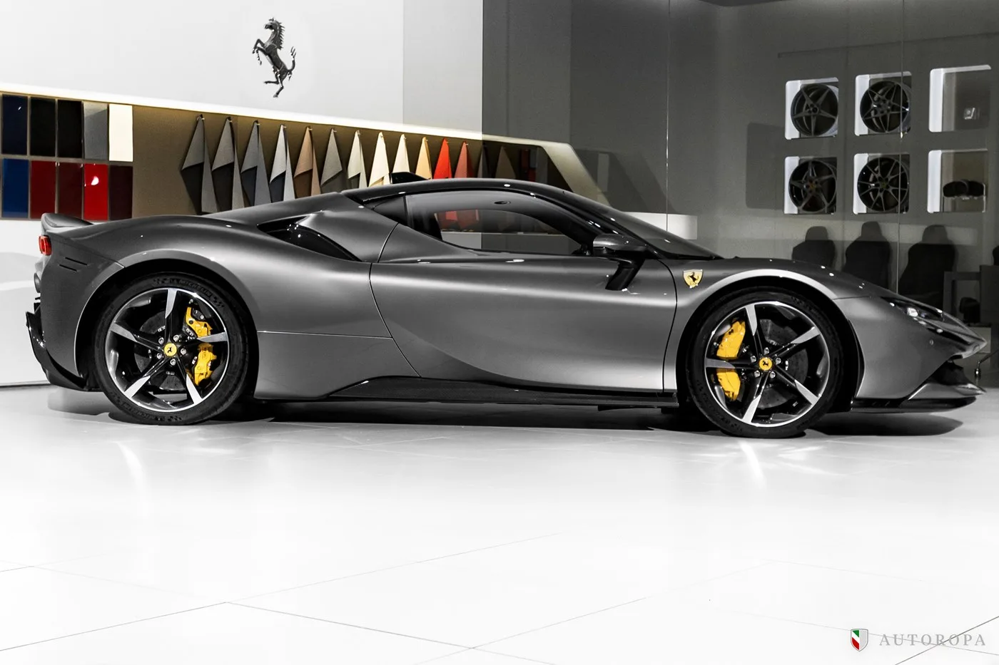 2021 Ferrari SF90 Stradale Assetto Fiorano proposée par un concessionnaire agréé Ferrari et Maserati à Arlöv, Suède, photo 3 sur 10