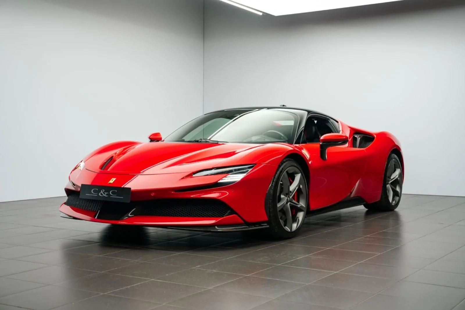 2021 Ferrari SF90 Stradale Assetto Fiorano proposée par un concessionnaire spécialisé à Putzbrunn, Allemagne, photo principale