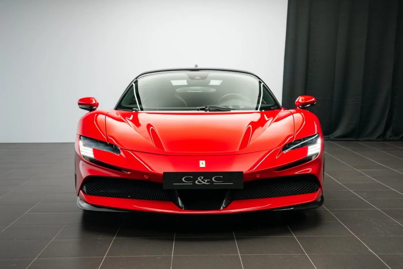 2021 Ferrari SF90 Stradale Assetto Fiorano proposée par un concessionnaire spécialisé à Putzbrunn, Allemagne, photo 2 sur 15
