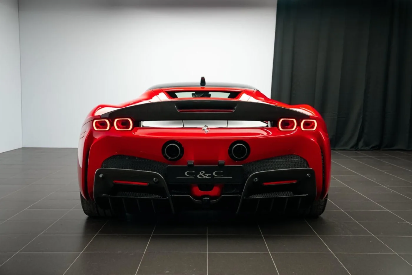 2021 Ferrari SF90 Stradale Assetto Fiorano proposée par un concessionnaire spécialisé à Putzbrunn, Allemagne, photo 3 sur 15