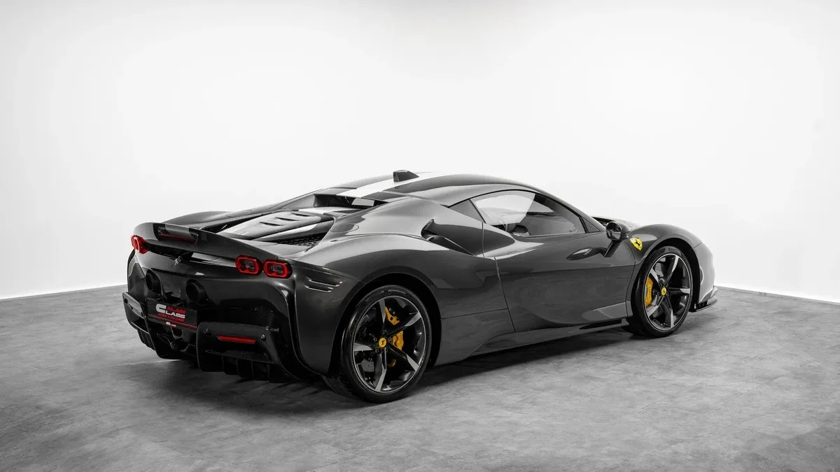 2021 Ferrari SF90 Stradale Assetto Fiorano proposée par un concessionnaire spécialisé à Dubai, Émirats arabes unis, photo 3 sur 25