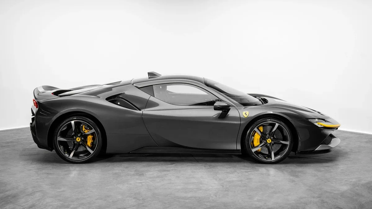 2021 Ferrari SF90 Stradale Assetto Fiorano proposée par un concessionnaire spécialisé à Dubai, Émirats arabes unis, photo 5 sur 25