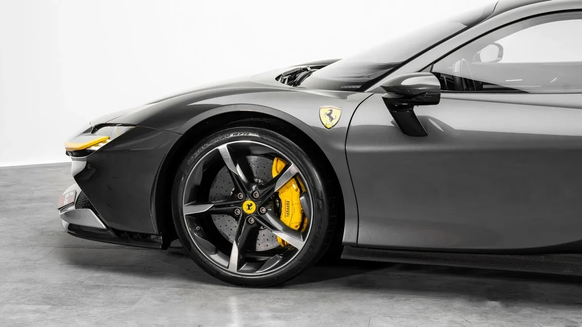 2021 Ferrari SF90 Stradale Assetto Fiorano proposée par un concessionnaire spécialisé à Dubai, Émirats arabes unis, photo 6 sur 25