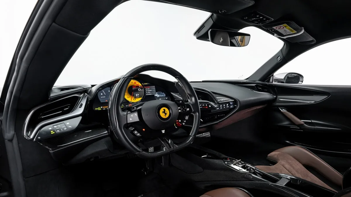 2021 Ferrari SF90 Stradale Assetto Fiorano proposée par un concessionnaire spécialisé à Dubai, Émirats arabes unis, photo 11 sur 25