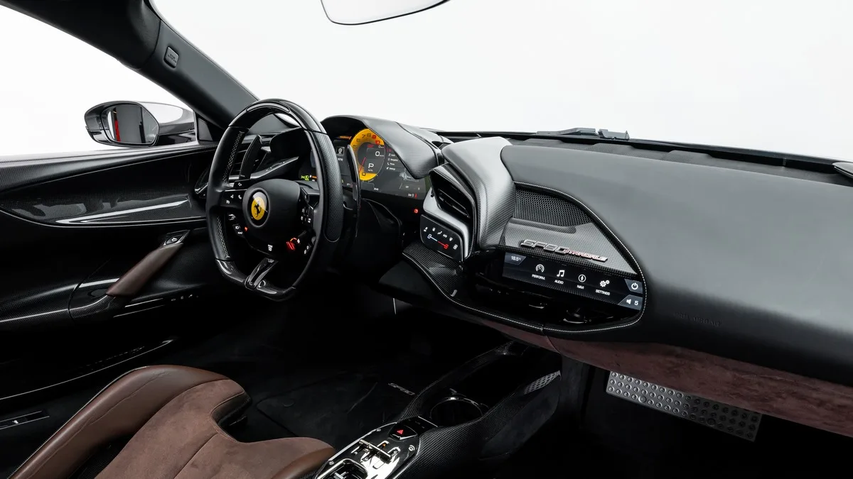 2021 Ferrari SF90 Stradale Assetto Fiorano proposée par un concessionnaire spécialisé à Dubai, Émirats arabes unis, photo 14 sur 25