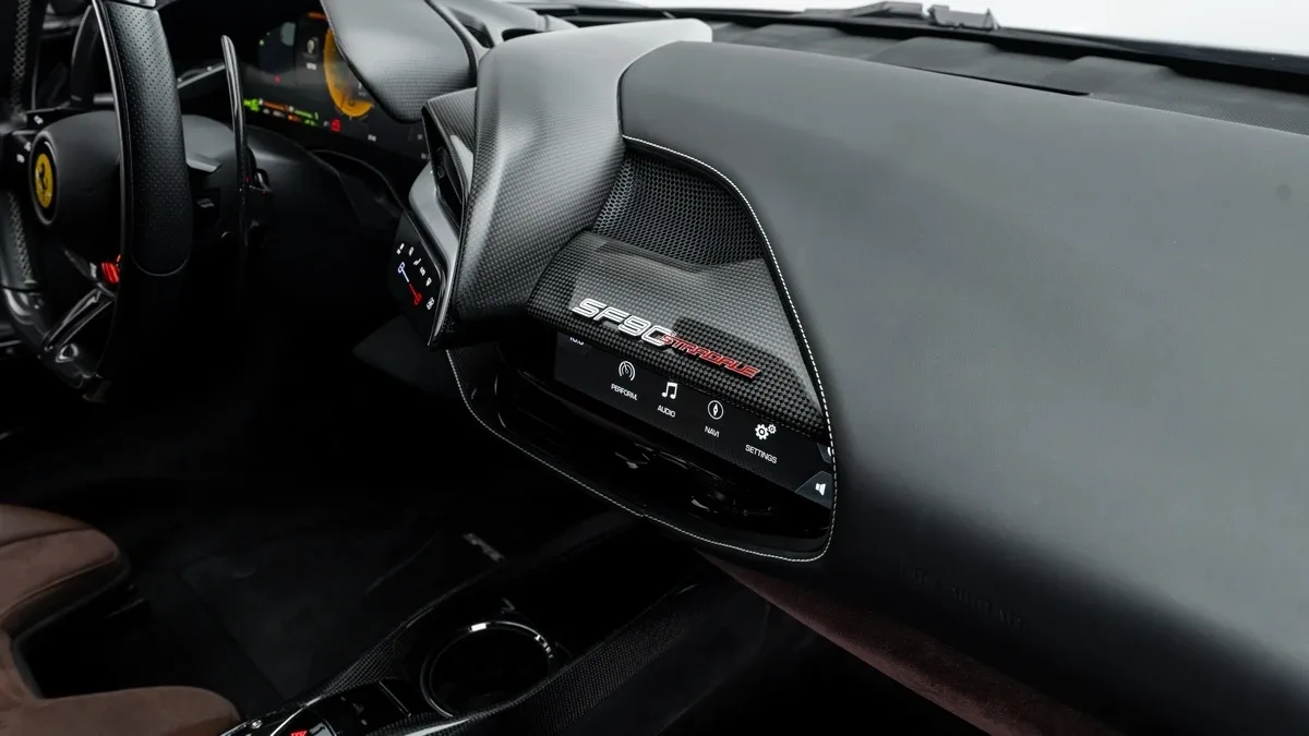 2021 Ferrari SF90 Stradale Assetto Fiorano proposée par un concessionnaire spécialisé à Dubai, Émirats arabes unis, photo 15 sur 25