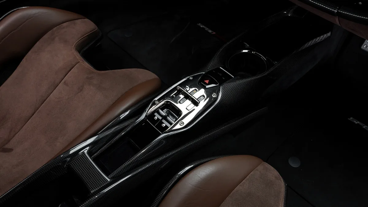 2021 Ferrari SF90 Stradale Assetto Fiorano proposée par un concessionnaire spécialisé à Dubai, Émirats arabes unis, photo 16 sur 25