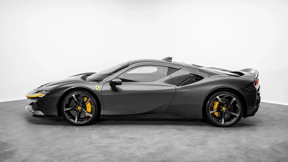 2021 Ferrari SF90 Stradale Assetto Fiorano proposée par un concessionnaire spécialisé à Dubai, Émirats arabes unis, photo 22 sur 25