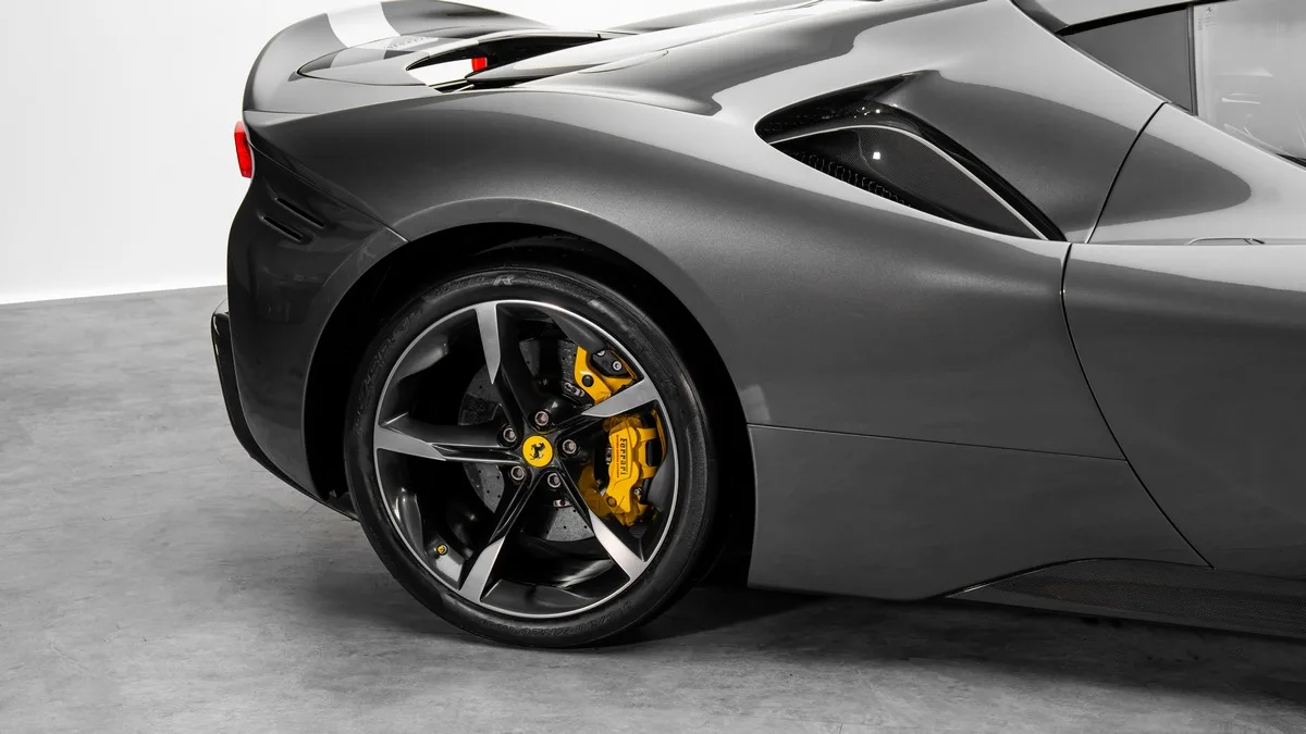 2021 Ferrari SF90 Stradale Assetto Fiorano proposée par un concessionnaire spécialisé à Dubai, Émirats arabes unis, photo 23 sur 25