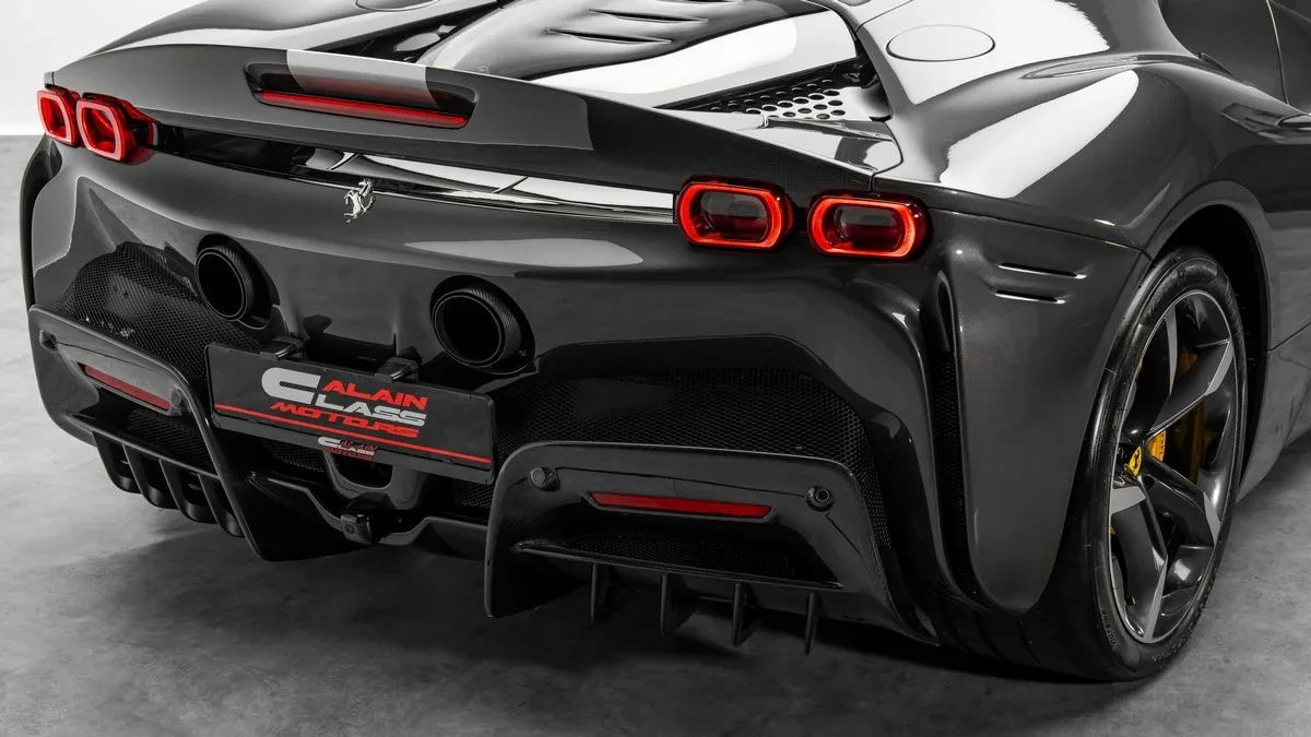 2021 Ferrari SF90 Stradale Assetto Fiorano proposée par un concessionnaire spécialisé à Dubai, Émirats arabes unis, photo 24 sur 25