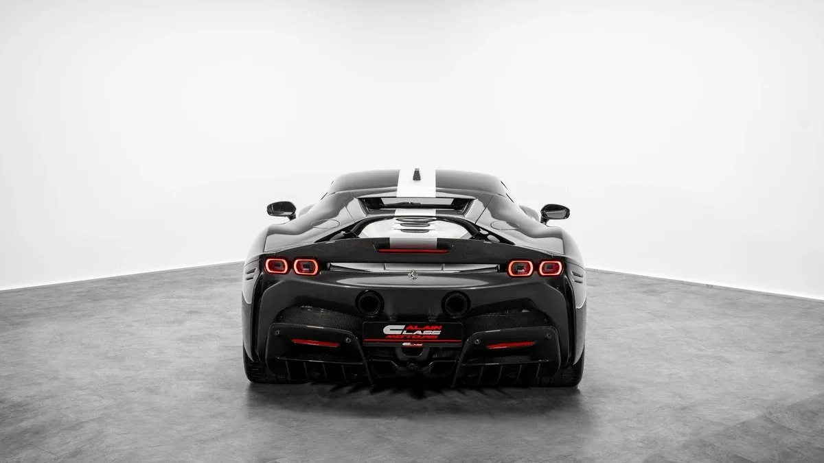 2021 Ferrari SF90 Stradale Assetto Fiorano proposée par un concessionnaire spécialisé à Dubai, Émirats arabes unis, photo 25 sur 25