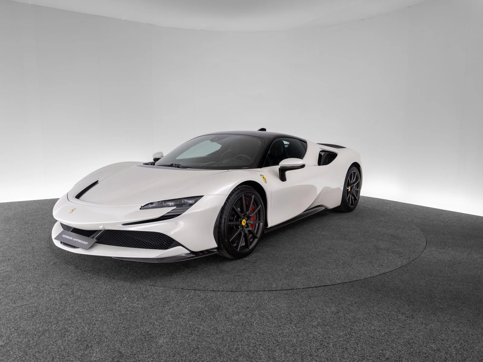 2021 Ferrari SF90 Stradale Assetto Fiorano proposée par un concessionnaire spécialisé à Singen, Allemagne, photo principale
