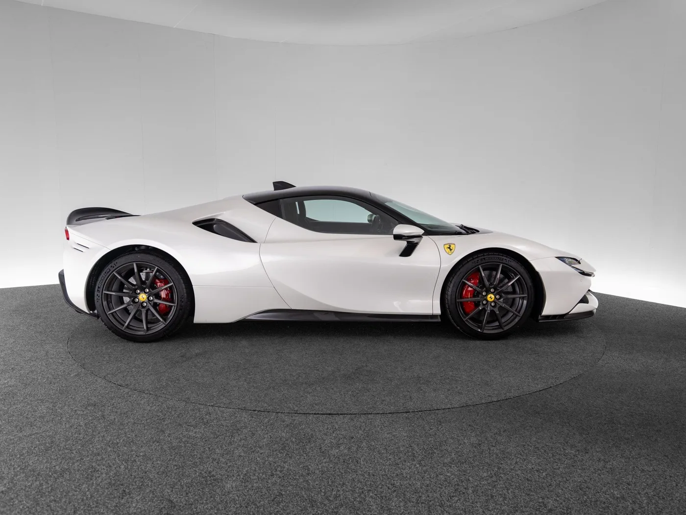 2021 Ferrari SF90 Stradale Assetto Fiorano angeboten von einem Fachhändler in Singen, Deutschland, Foto 4 von 15