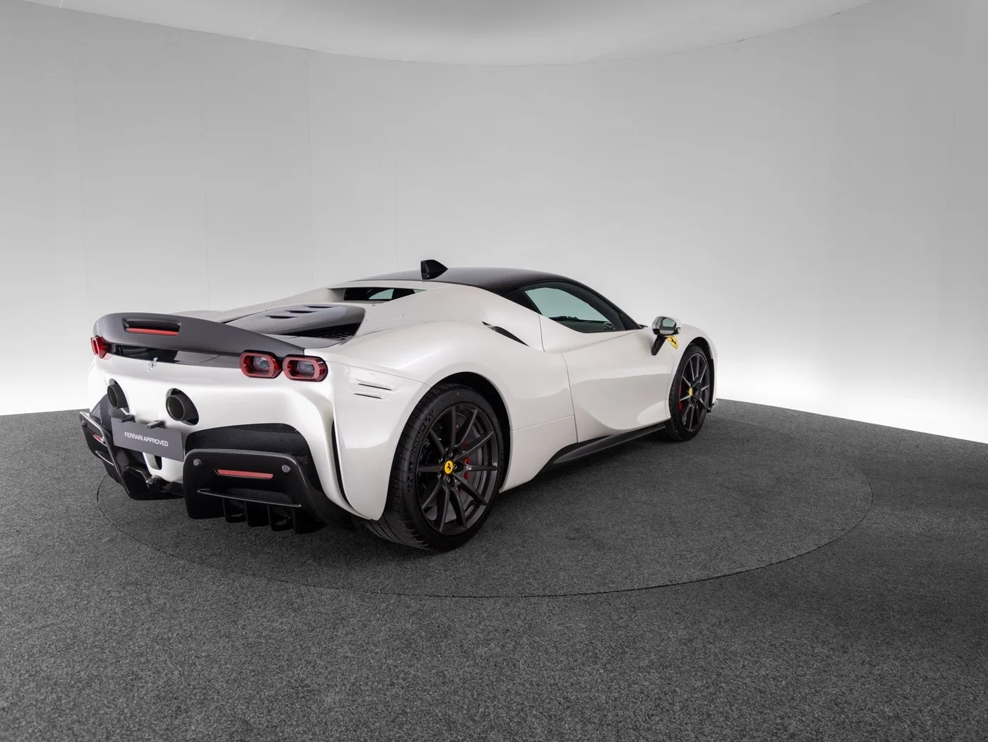 2021 Ferrari SF90 Stradale Assetto Fiorano angeboten von einem Fachhändler in Singen, Deutschland, Foto 5 von 15