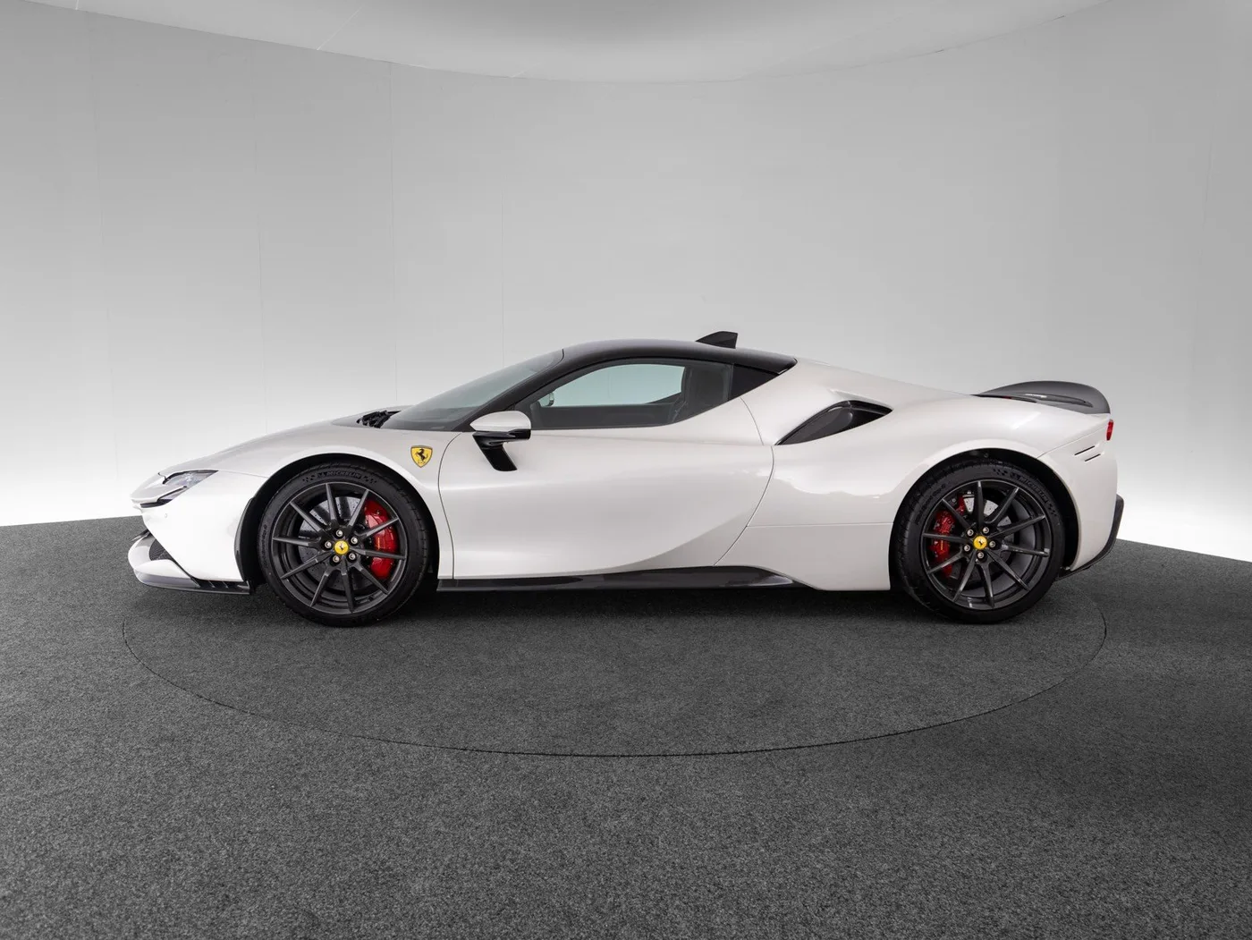 2021 Ferrari SF90 Stradale Assetto Fiorano angeboten von einem Fachhändler in Singen, Deutschland, Foto 8 von 15