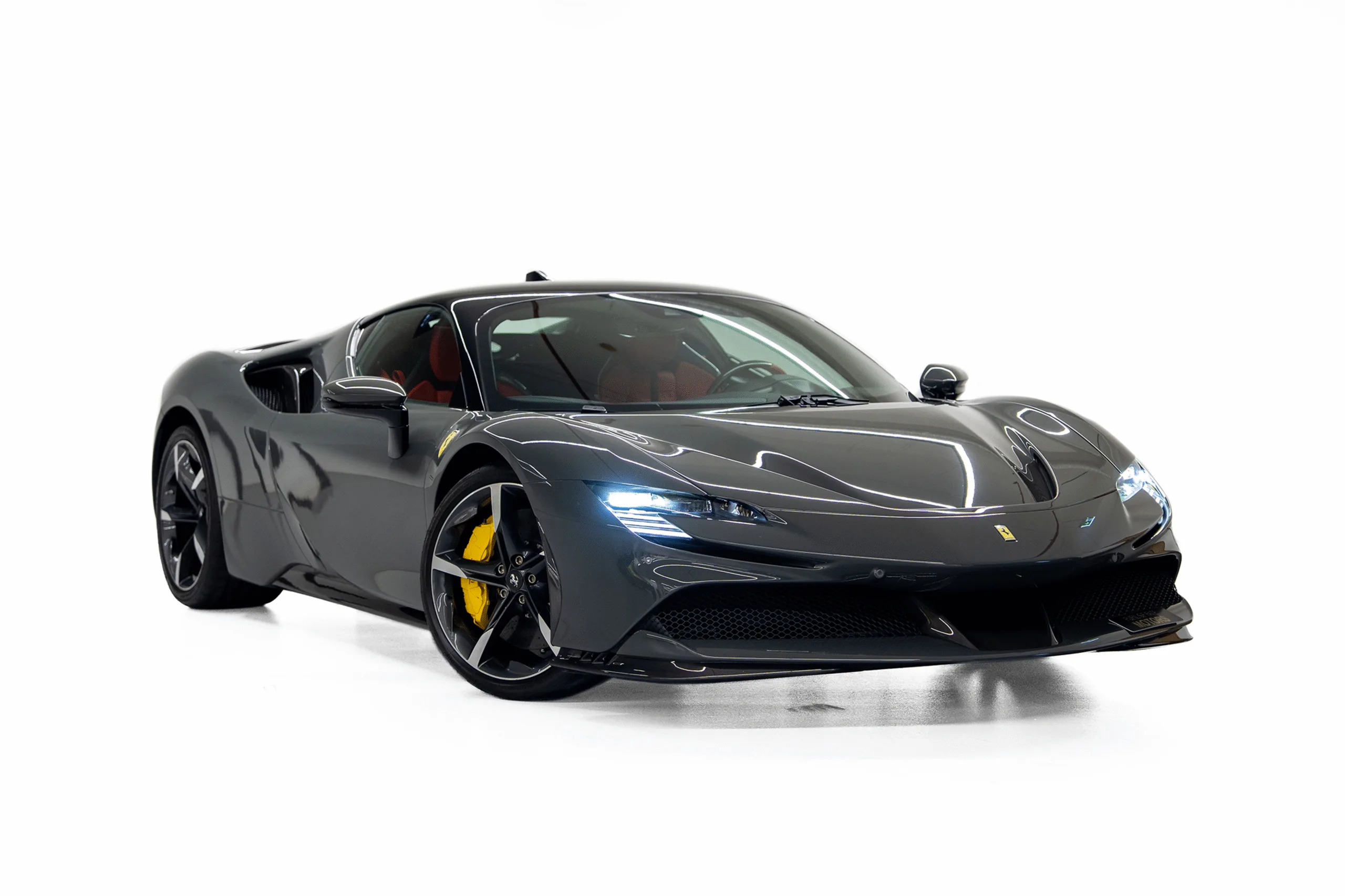 2021 Ferrari SF90 Stradale Assetto Fiorano proposée par un concessionnaire spécialisé à Dubaï, Émirats arabes unis, photo principale