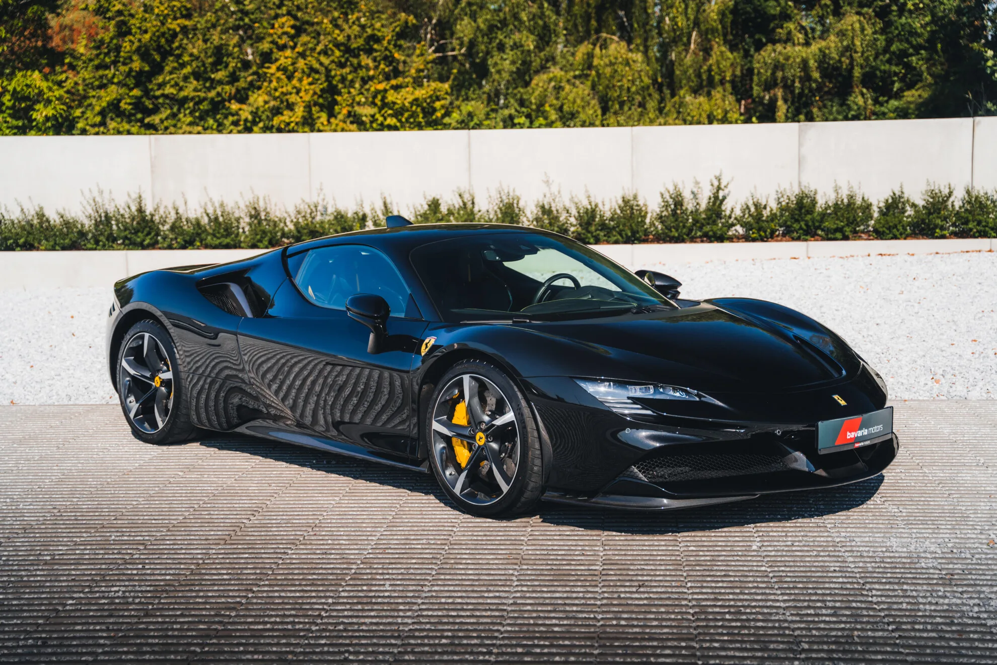 2021 Ferrari SF90 Stradale proposée par un concessionnaire spécialisé à Harelbeke, Belgique, photo principale