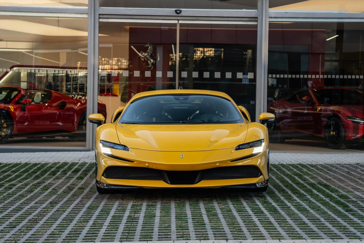 2021 Ferrari SF90 Stradale angeboten von einem Fachhändler in San Pedro Alcántara, Spanien, Hauptfoto