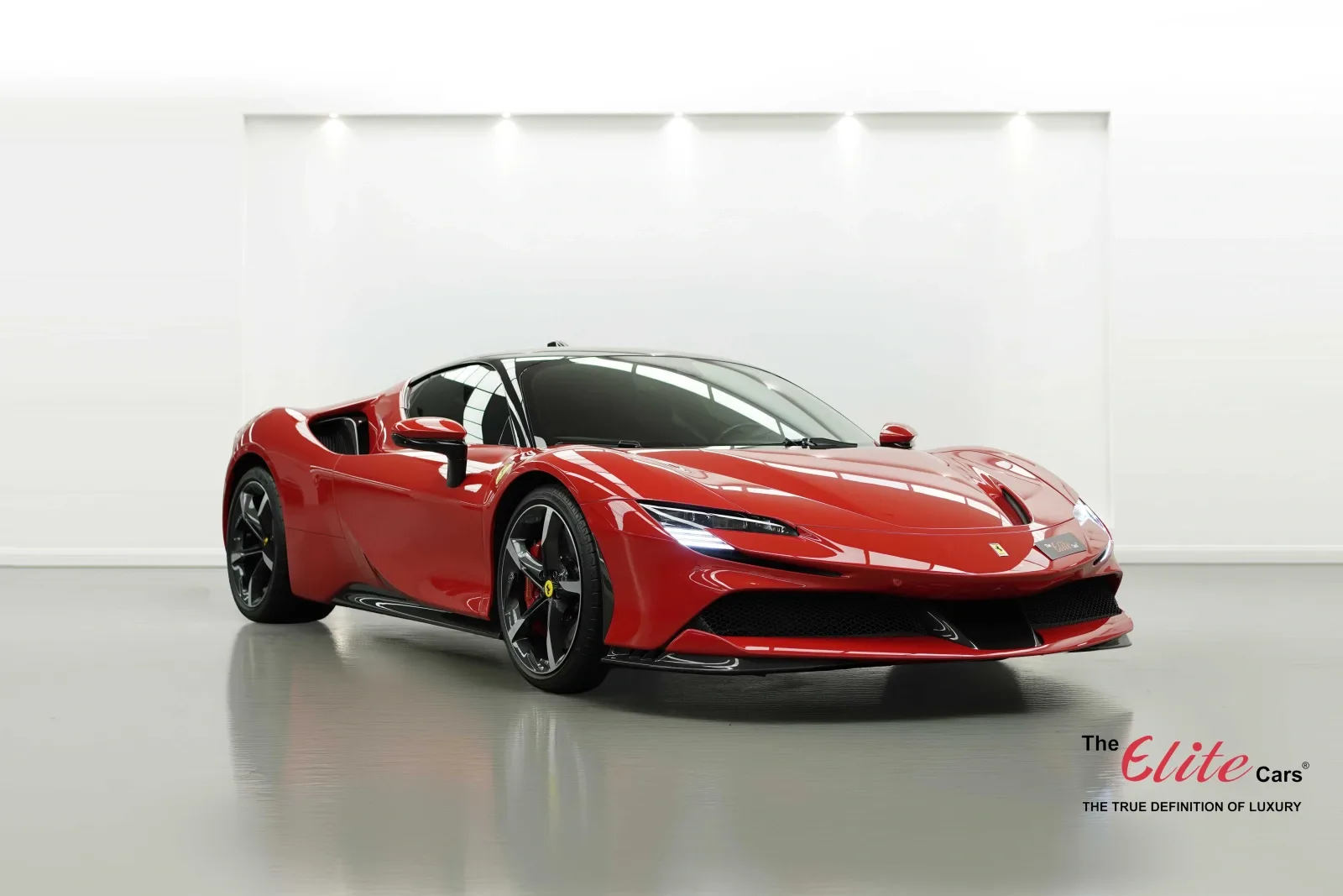 2021 Ferrari SF90 Stradale proposée par un concessionnaire spécialisé à Dubaï, Émirats arabes unis, photo principale