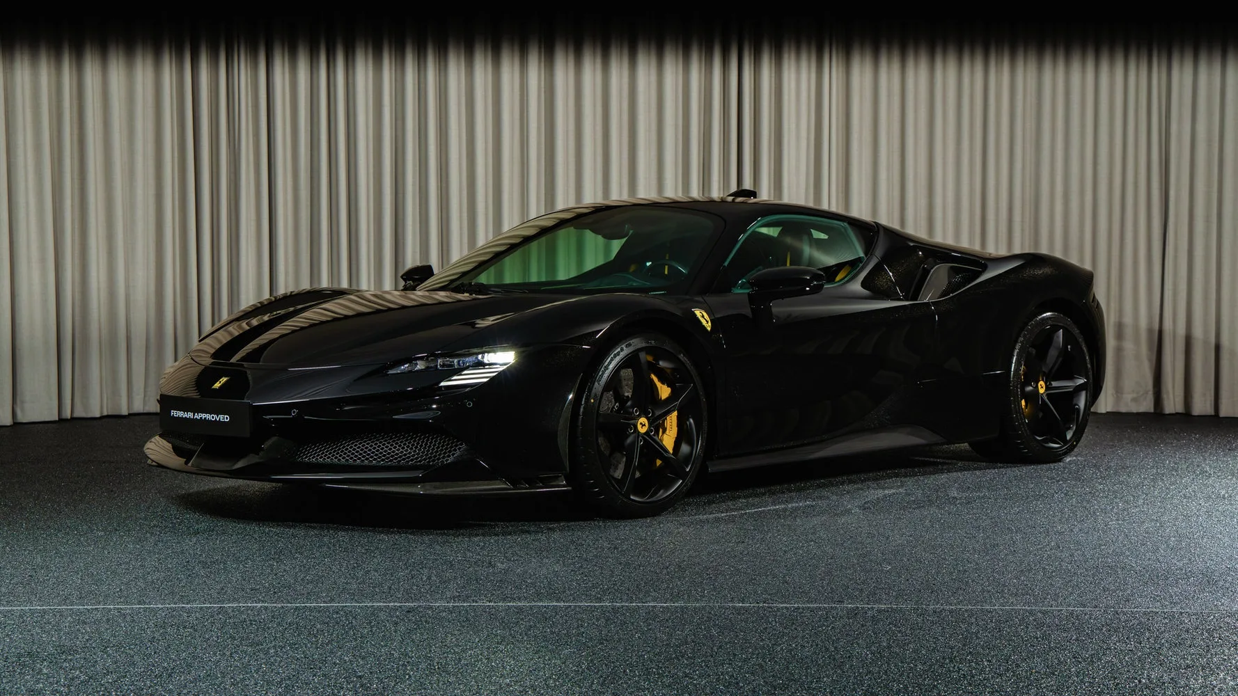2021 Ferrari SF90 Stradale proposée par un concessionnaire spécialisé à Kongens Lyngby, Danemark, photo principale