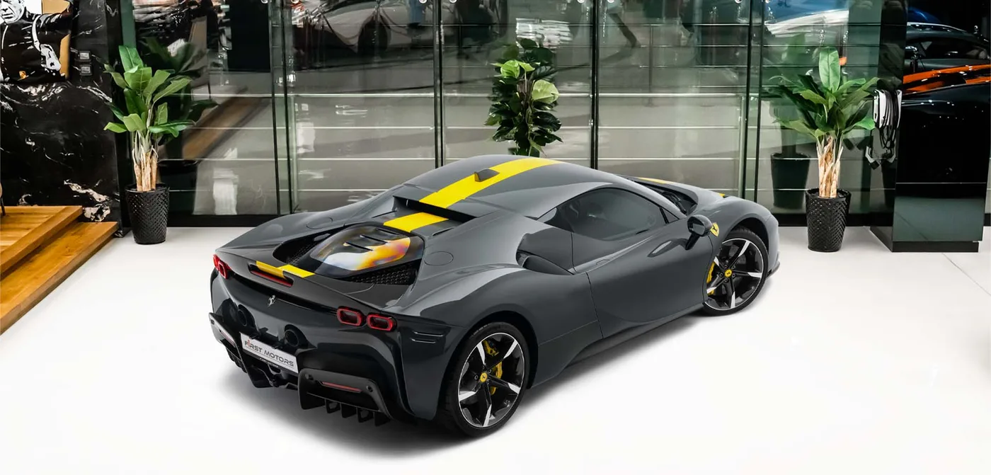 2021 Ferrari SF90 Stradale angeboten von einem Fachhändler in Dubai, Vereinigte Arabische Emirate, Außenansicht 2