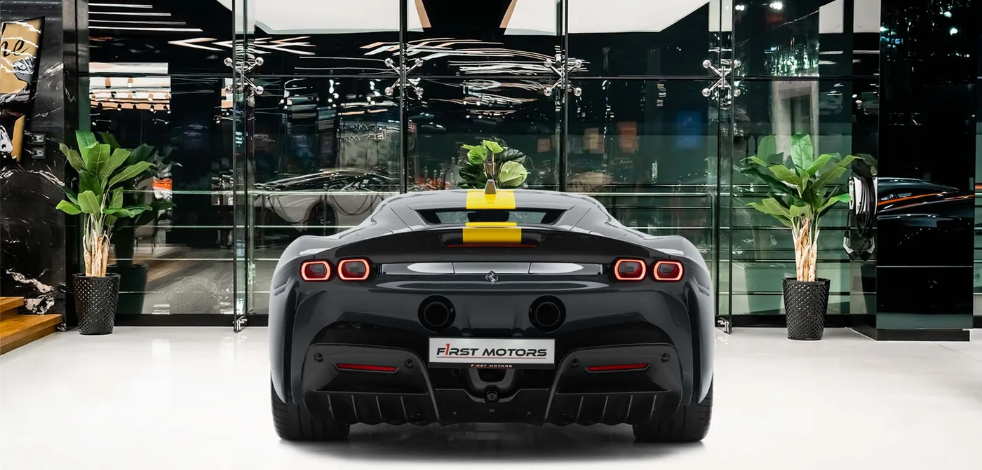 2021 Ferrari SF90 Stradale angeboten von einem Fachhändler in Dubai, Vereinigte Arabische Emirate, Außenansicht 4