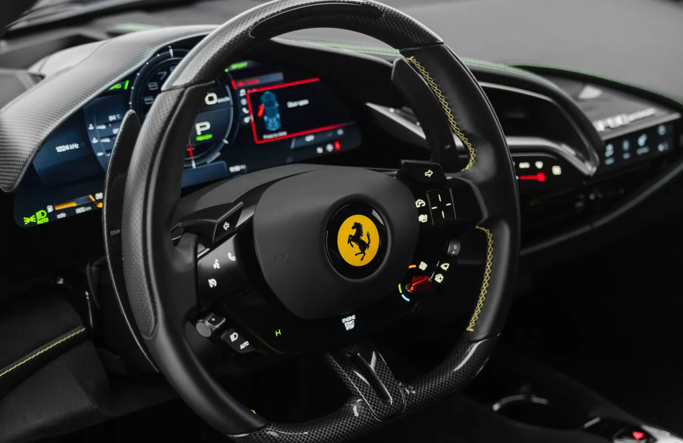 2021 Ferrari SF90 Stradale angeboten von einem Fachhändler in Dubai, Vereinigte Arabische Emirate, Foto 7 von 10