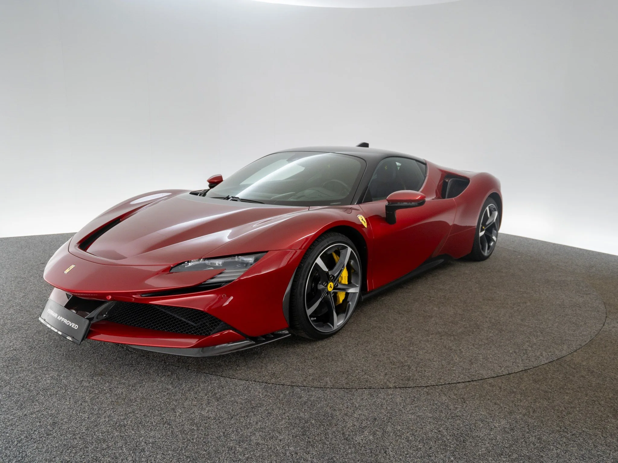 2021 Ferrari SF90 Stradale proposée par un concessionnaire spécialisé à Singen, Allemagne, photo principale