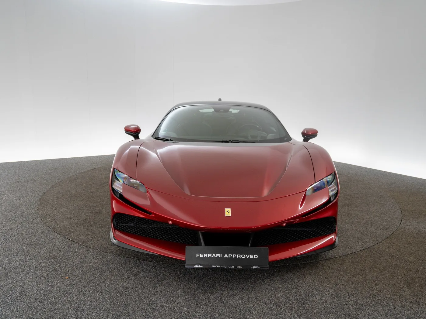 2021 Ferrari SF90 Stradale proposée par un concessionnaire spécialisé à Singen, Allemagne, photo 2 sur 15