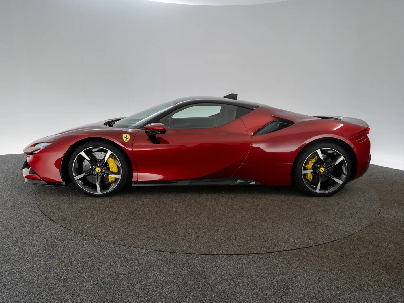 2021 Ferrari SF90 Stradale proposée par un concessionnaire spécialisé à Singen, Allemagne, photo 3 sur 15