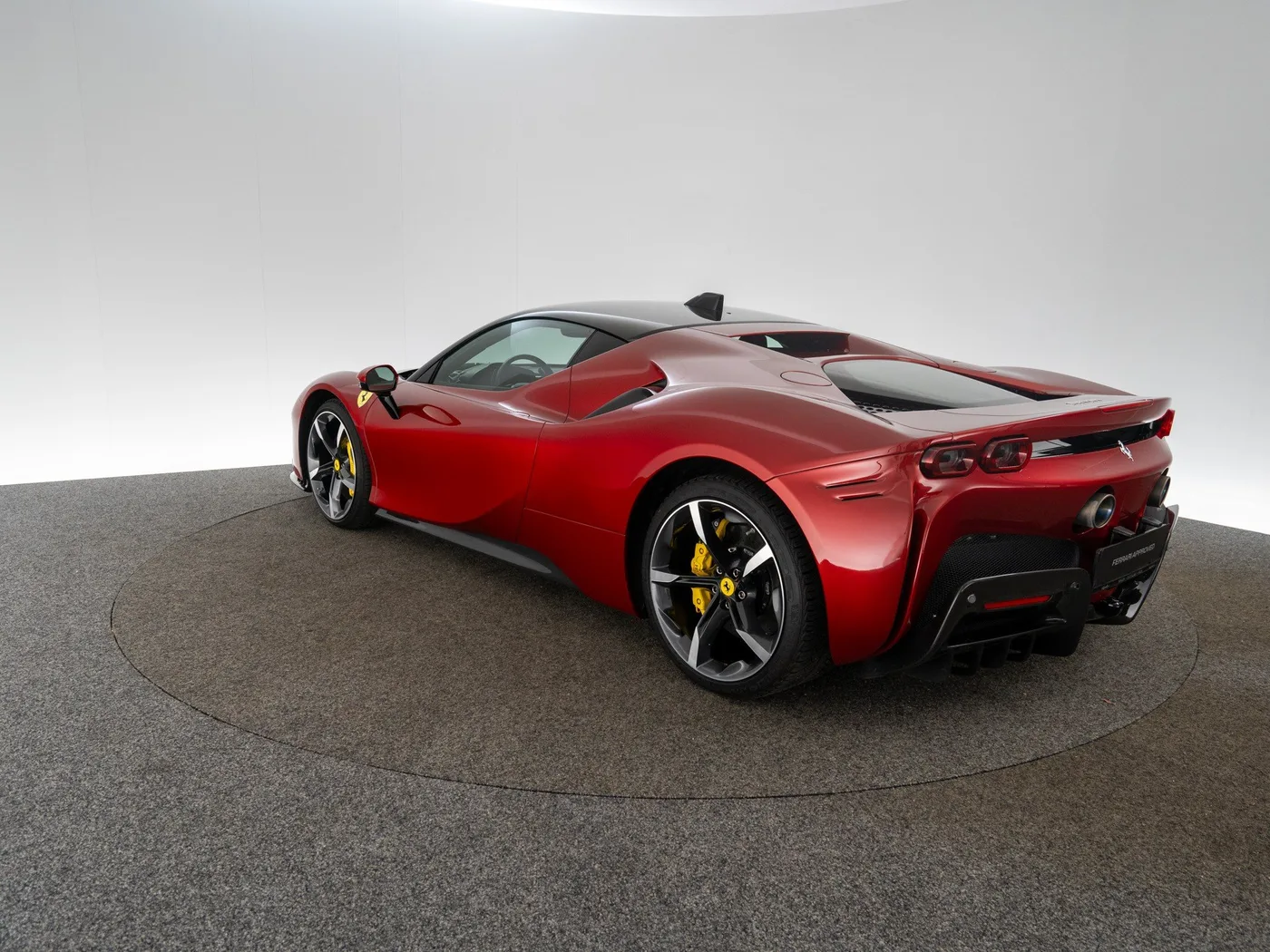 2021 Ferrari SF90 Stradale proposée par un concessionnaire spécialisé à Singen, Allemagne, photo 4 sur 15