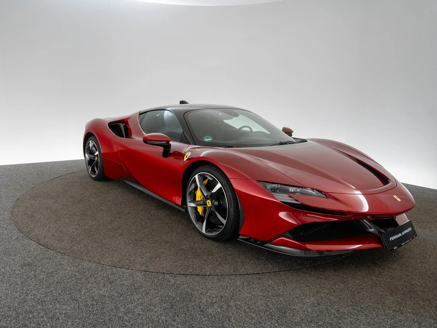 2021 Ferrari SF90 Stradale proposée par un concessionnaire spécialisé à Singen, Allemagne, photo 5 sur 15