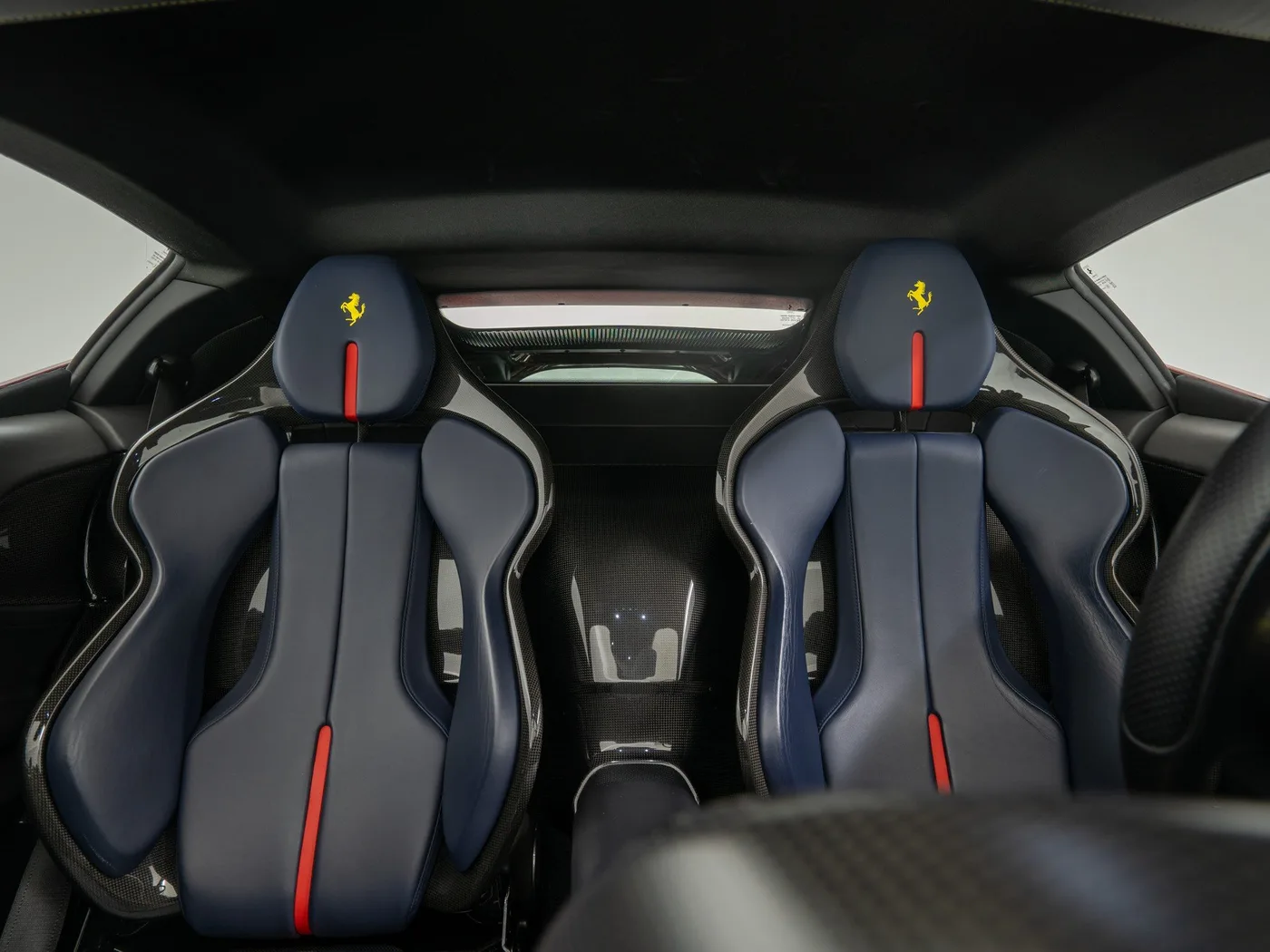 2021 Ferrari SF90 Stradale proposée par un concessionnaire spécialisé à Singen, Allemagne, photo 8 sur 15