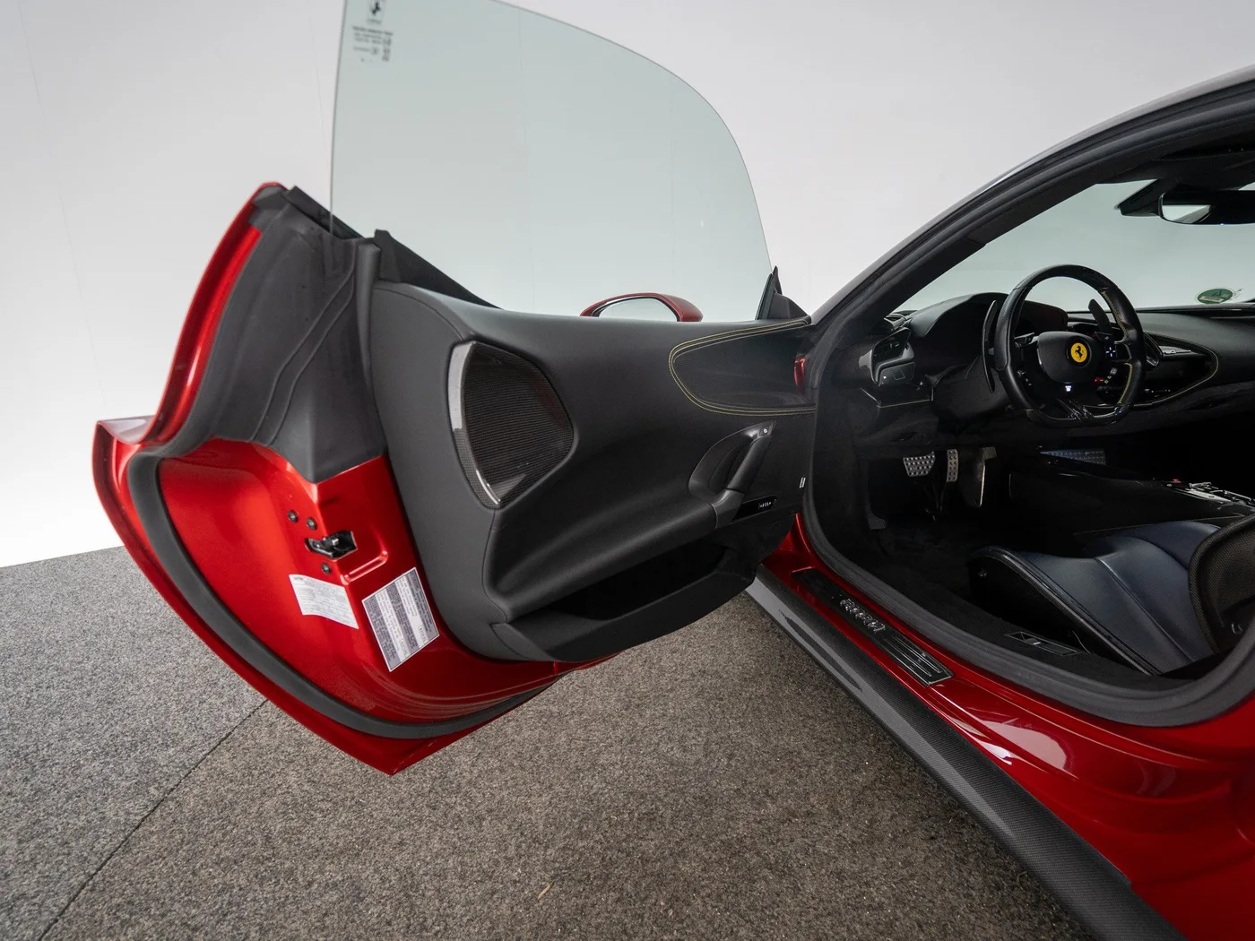2021 Ferrari SF90 Stradale proposée par un concessionnaire spécialisé à Singen, Allemagne, photo 13 sur 15