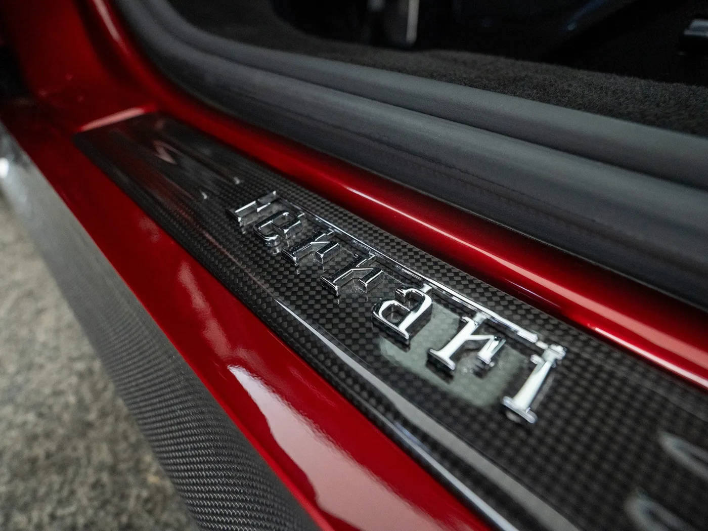 2021 Ferrari SF90 Stradale proposée par un concessionnaire spécialisé à Singen, Allemagne, photo 14 sur 15