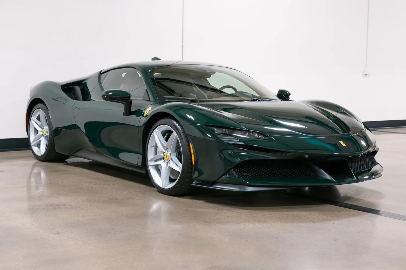 2021 Ferrari SF90 Stradale vendue par un concessionnaire spécialisé à Costa Mesa, États-Unis, photo 2 sur 15