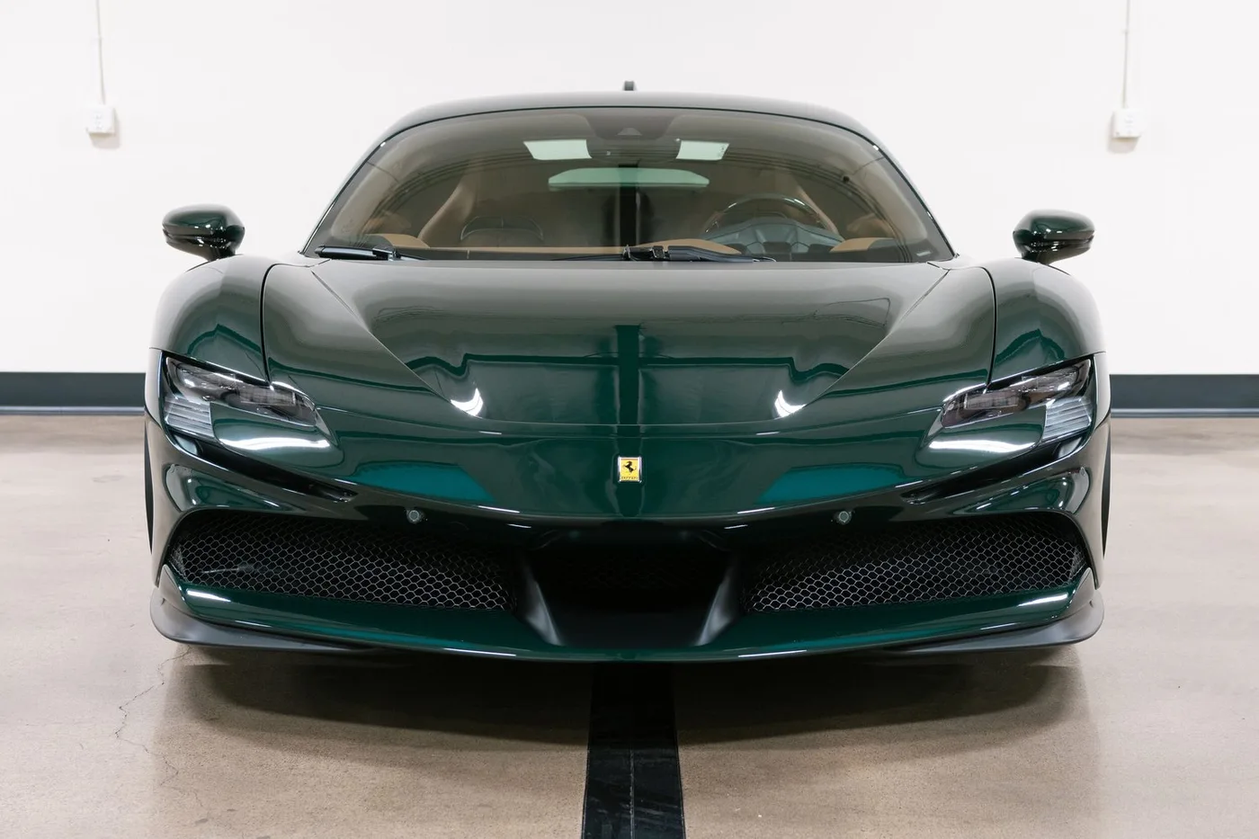 2021 Ferrari SF90 Stradale vendue par un concessionnaire spécialisé à Costa Mesa, États-Unis, photo 3 sur 15