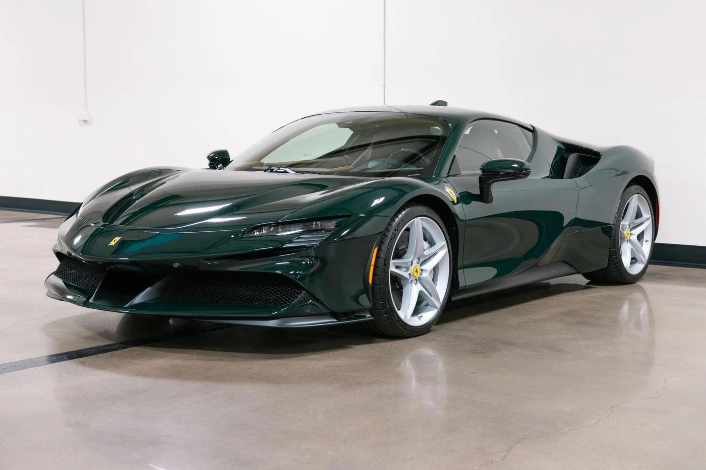 2021 Ferrari SF90 Stradale vendue par un concessionnaire spécialisé à Costa Mesa, États-Unis, photo 4 sur 15