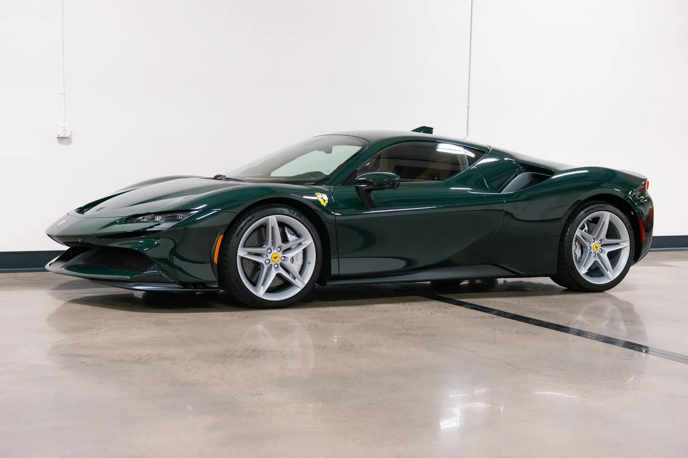 2021 Ferrari SF90 Stradale vendue par un concessionnaire spécialisé à Costa Mesa, États-Unis, photo 5 sur 15