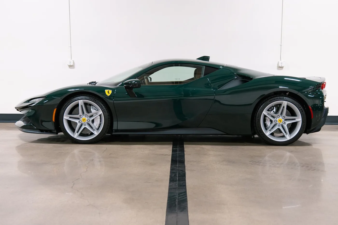 2021 Ferrari SF90 Stradale vendue par un concessionnaire spécialisé à Costa Mesa, États-Unis, photo 6 sur 15