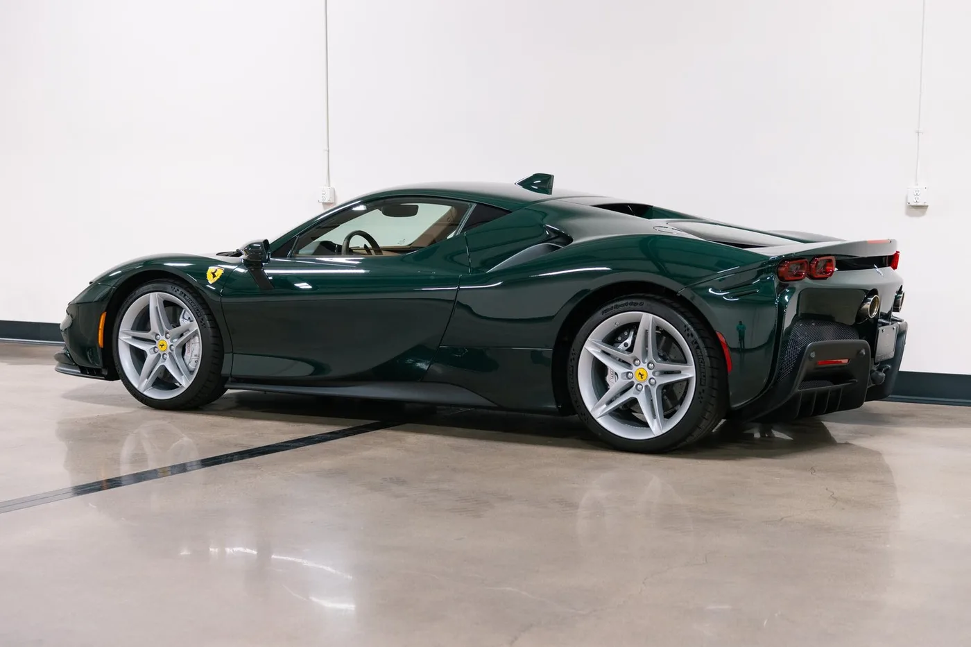 2021 Ferrari SF90 Stradale vendue par un concessionnaire spécialisé à Costa Mesa, États-Unis, photo 7 sur 15