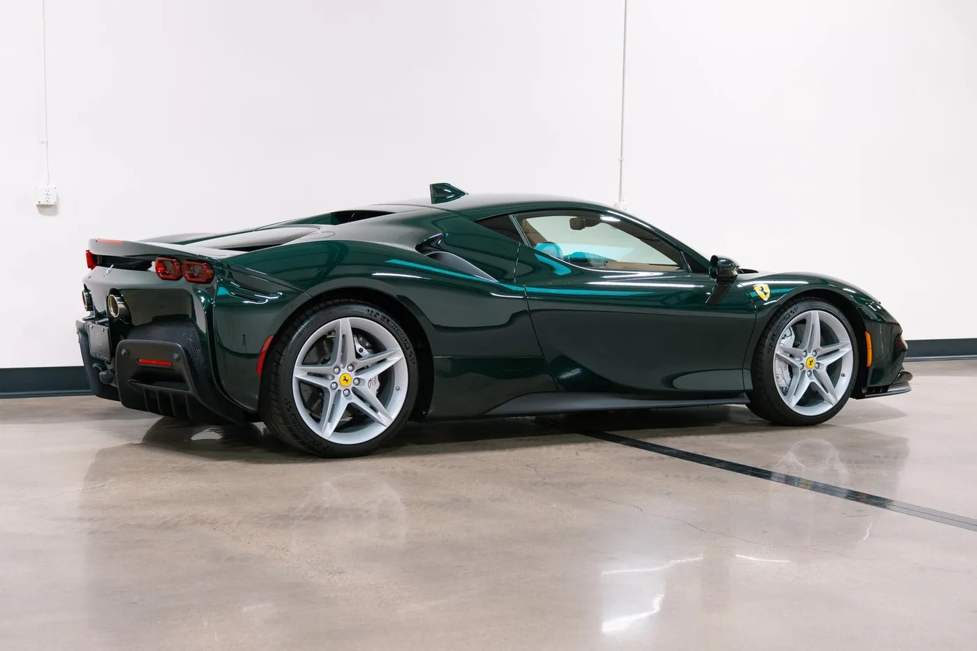 2021 Ferrari SF90 Stradale vendue par un concessionnaire spécialisé à Costa Mesa, États-Unis, photo 8 sur 15