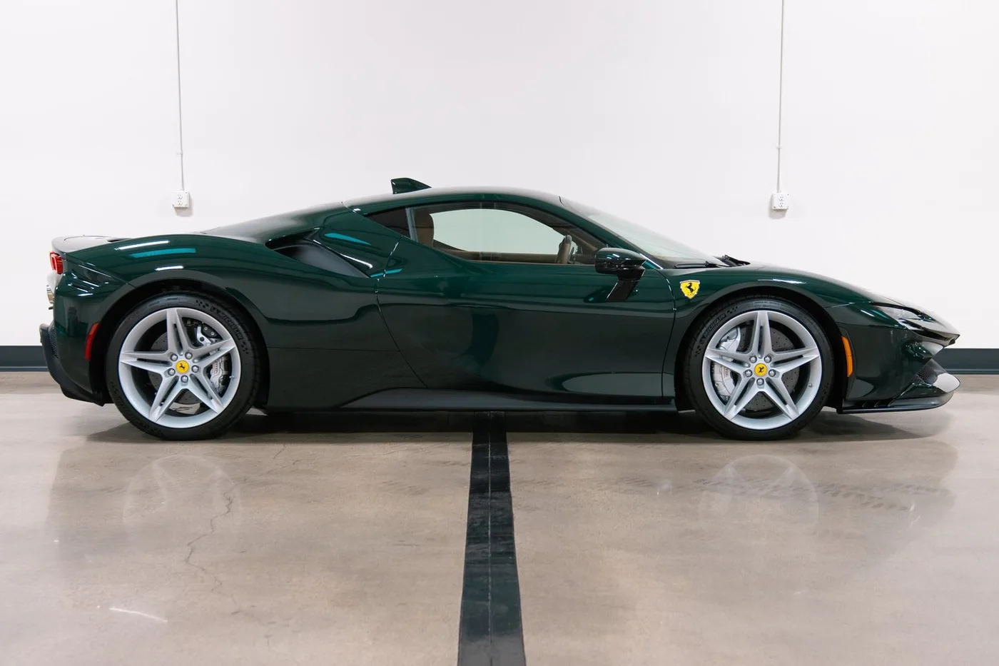2021 Ferrari SF90 Stradale vendue par un concessionnaire spécialisé à Costa Mesa, États-Unis, photo 9 sur 15