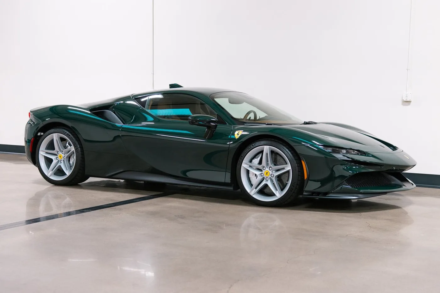 2021 Ferrari SF90 Stradale vendue par un concessionnaire spécialisé à Costa Mesa, États-Unis, photo 10 sur 15